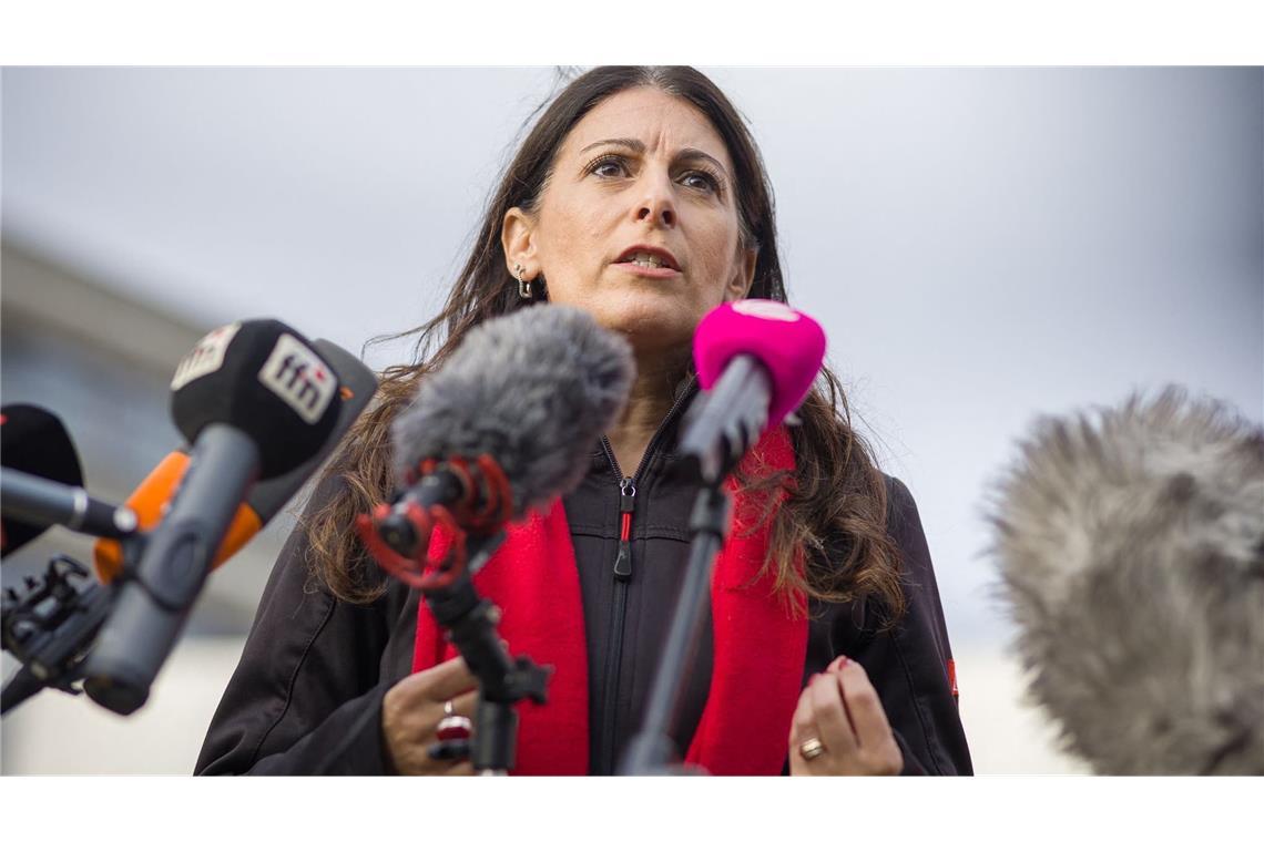 Daniela Cavallo, Vorsitzende des Gesamt- und Konzernbetriebsrats der Volkswagen AG, gibt zu Beginn des bundesweiten Automobil-Aktionstages der IG Metall vor dem Volkswagen-Werk ein Pressestatement ab. (zu dpa: «VW-Markenchef kündigt Tempo bei laufendem Sparprogramm an»)