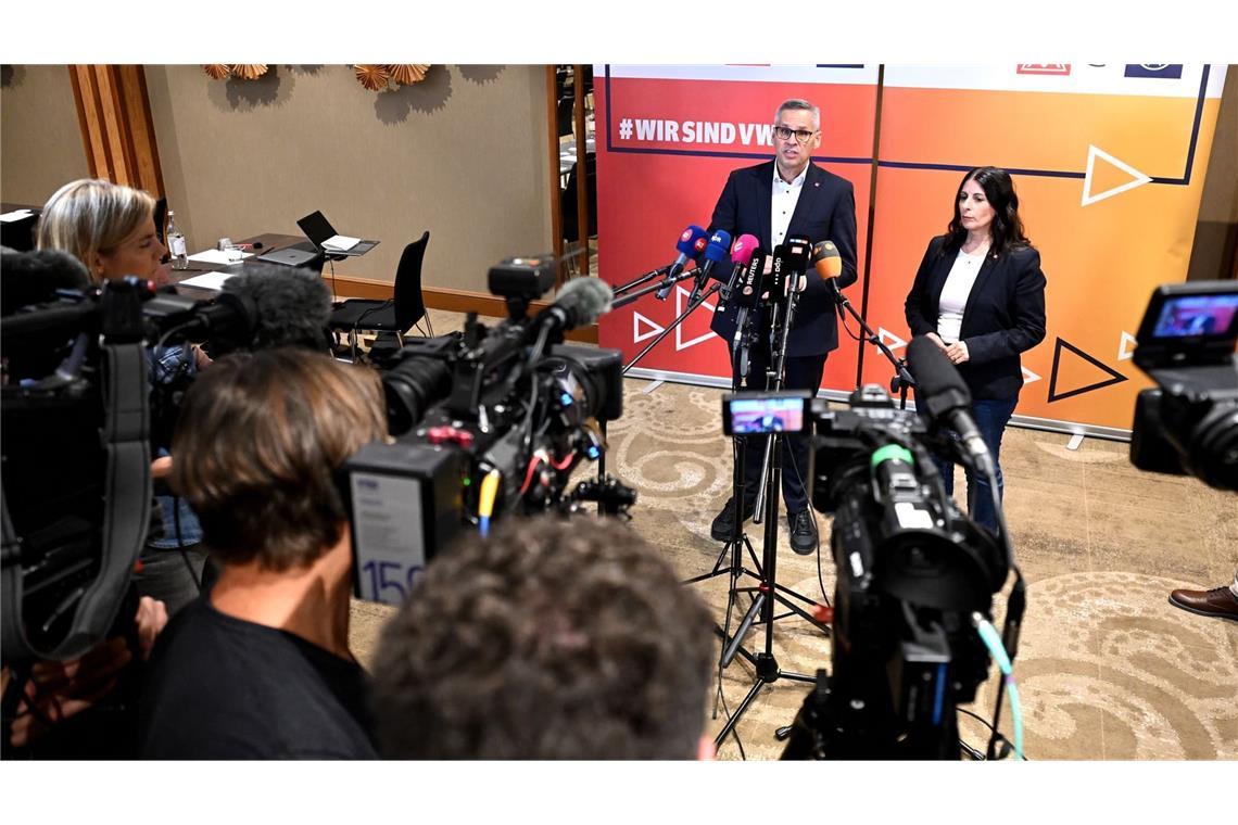 Daniela Cavallo, Vorsitzende des Gesamtbetriebsrats der Volkswagen AG, und Thorsten Gröger, Bezirksleiter IG Metall, sprechen in einem Hotel in der Region Hannover zur aktuellen Situation bei Volkswagen. (zu dpa: «Kreise: VW und Arbeitnehmer treffen sich am 30. September»)