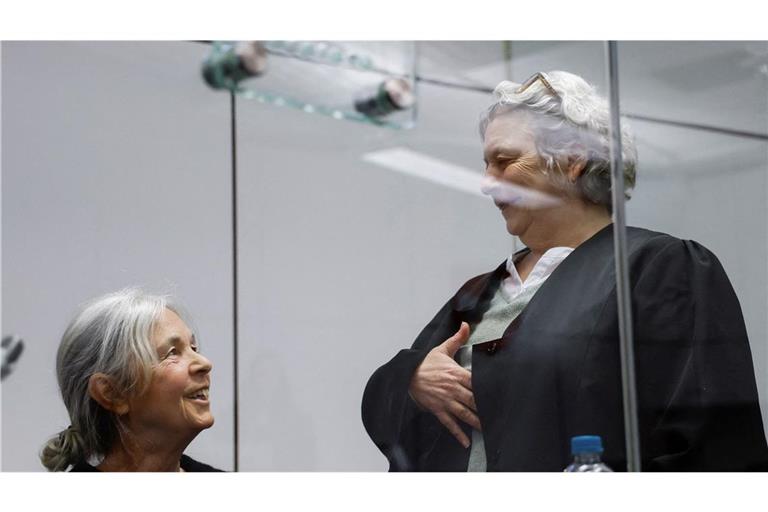 Daniela Klette (l.), ehemalige RAF-Terroristin, spricht mit ihrer Anwältin Undine Weyers (Archivfoto).