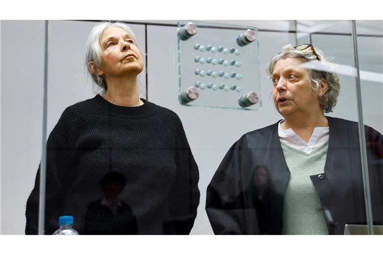 Daniela Klette (links) hat drei Verteidiger, darunter Undine Weyers. Die Anwälte wollen die Einstellung oder zumindest Aussetzung des Prozesses erreichen. (Archivbild)