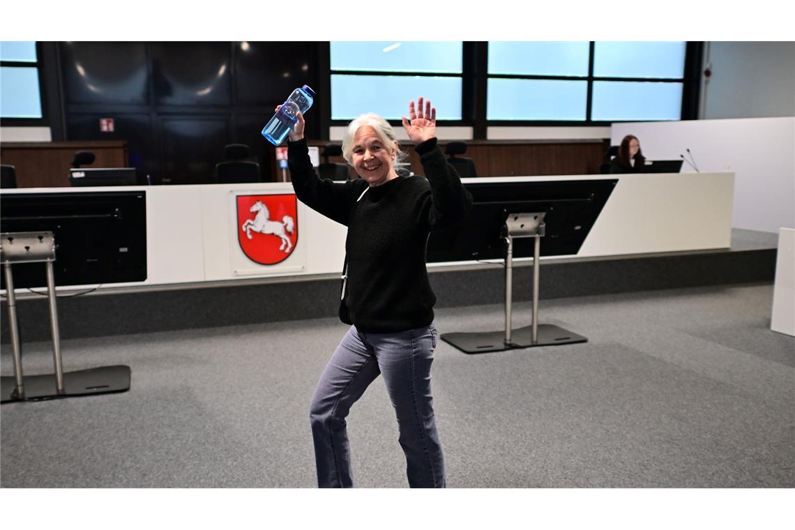 Daniela Klette winkt freudig, wenn Unterstützer im Publikum sitzen. (Archivbild)