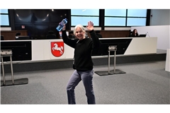 Daniela Klette winkt freudig, wenn Unterstützer im Publikum sitzen. (Archivbild)