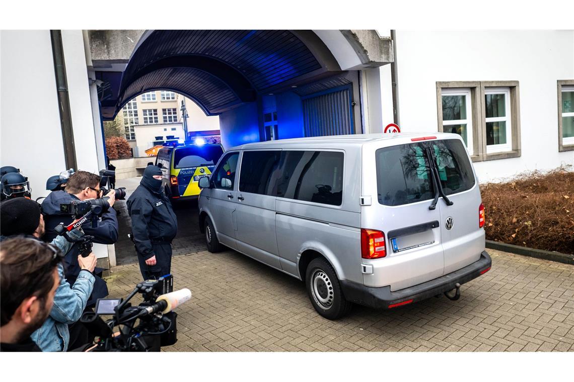 Versuchter Mord, Raub, Waffenbesitz – Klette vor Gericht Daniela Klette wird mit einem Transporter zum Gerichtssaal gefahren.
