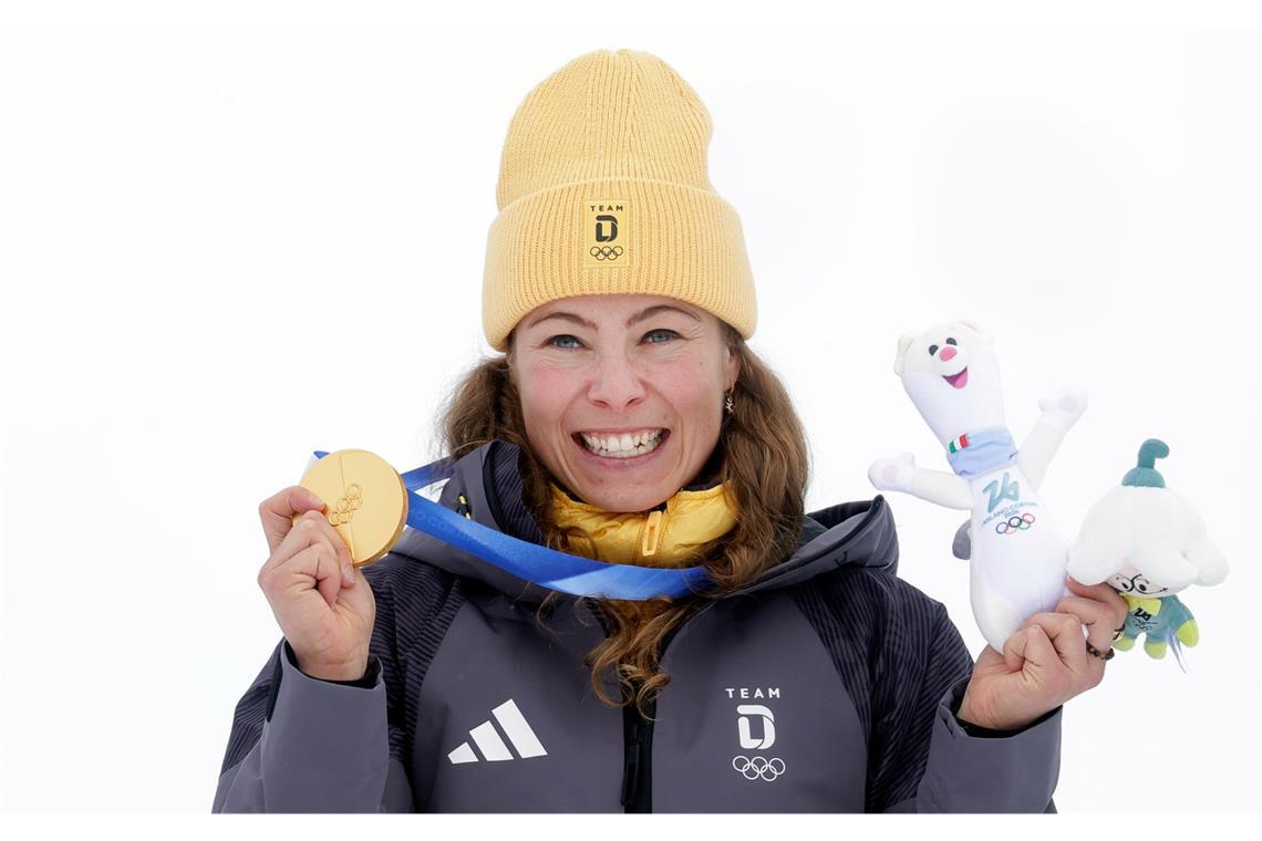 Daniela Maier (Deutschland) jubelt bei der Siegerehrung über ihre Goldmedaille.