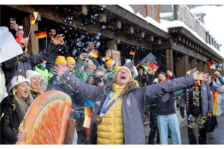 Daniela Maier (M, Deutschland) jubelt mit den Teamkollegen über ihre Goldmedaille.