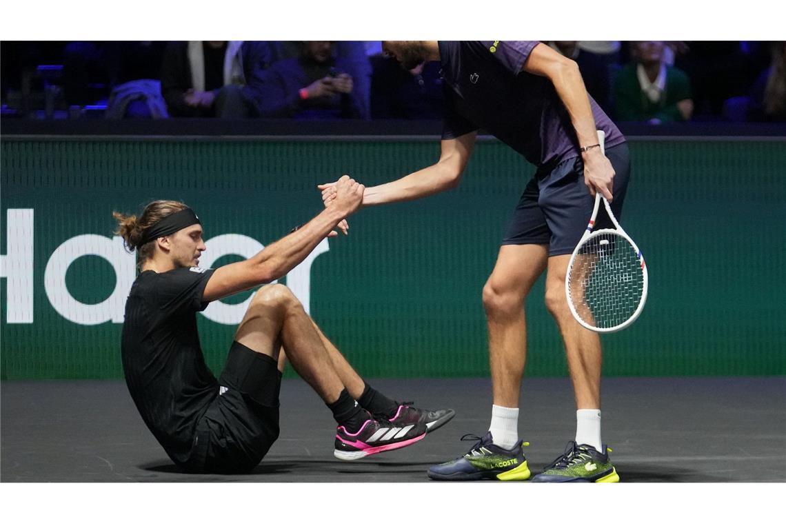 Zverev besiegt Angstgegner und fordert Sinner im Halbfinale Daniil Medwedew hilft Alexander Zverev (l) nach einem Sturz auf.