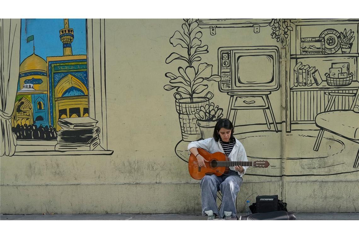 Dank der aktuellen Waffenruhe stellt sich in den Straßen Teherans auch wieder ein gewisser Alltag ein - doch viele befürchten, dass der Krieg noch nicht vorbei ist. (Archivbild)