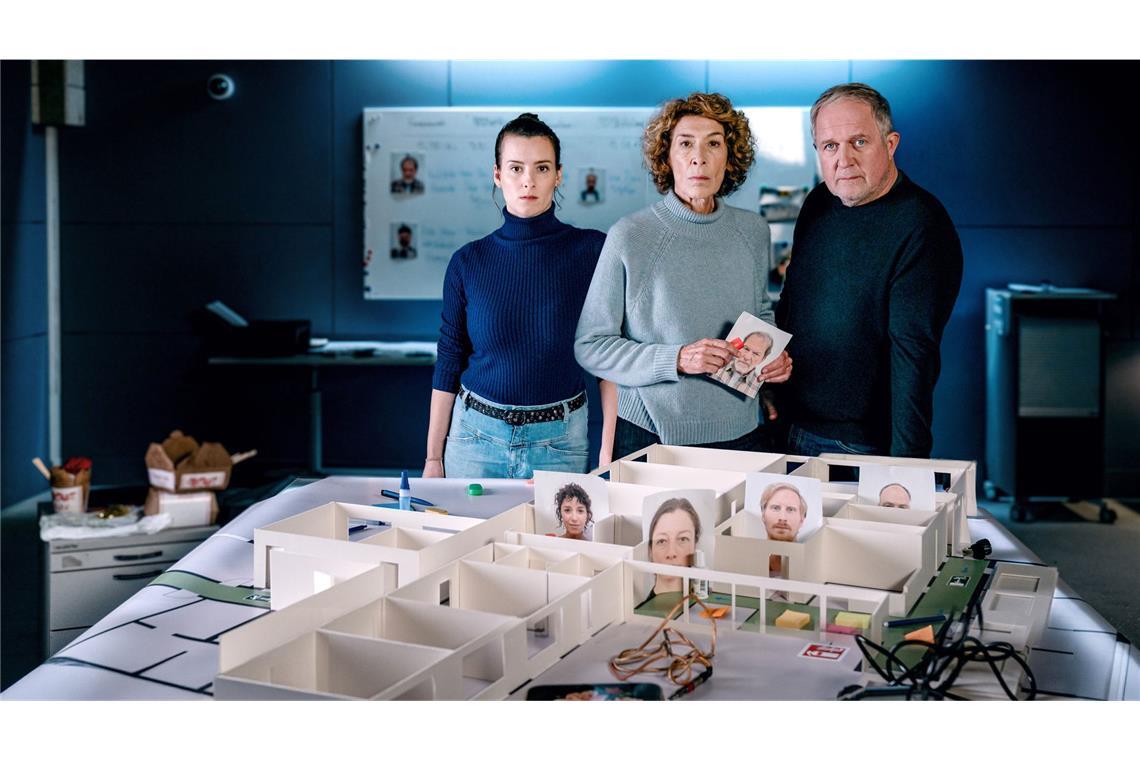 Dank eines 1-A-Architekturmodells können Meret Schande (Christina Scherrer), Bibi Fellner (Adele Neuhauser) und Moritz Eisner (Harald Krassnitzer, von links) die Abläufe am Tattag besser verstehen.