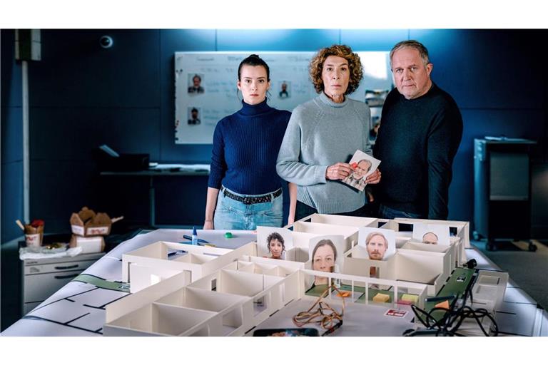 Dank eines 1-A-Architekturmodells können Meret Schande (Christina Scherrer), Bibi Fellner (Adele Neuhauser) und Moritz Eisner (Harald Krassnitzer, von links) die Abläufe am Tattag besser verstehen.