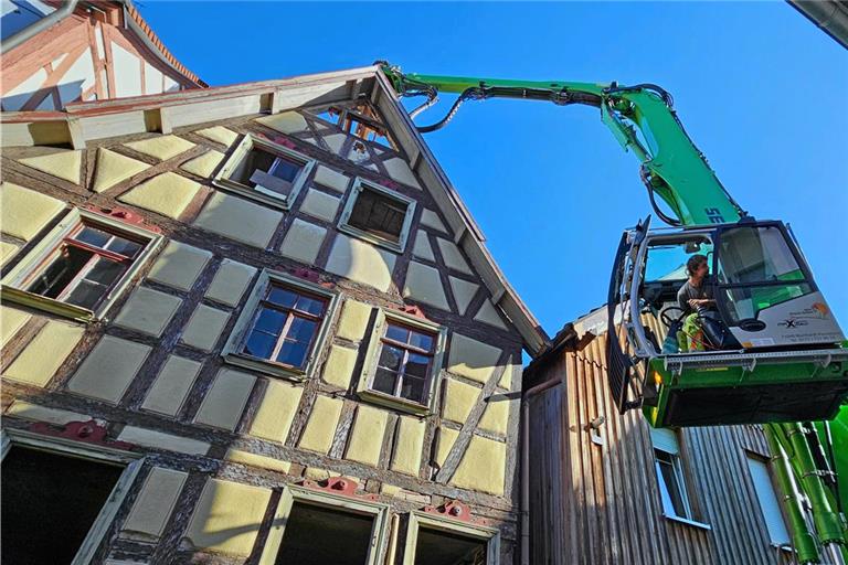 Dank seines Spezialbaggers greift Marc Braun in 20 Metern Höhe sicher zu. Das meiste wird aber von Hand abgetragen. Fotos: Stefan Bossow