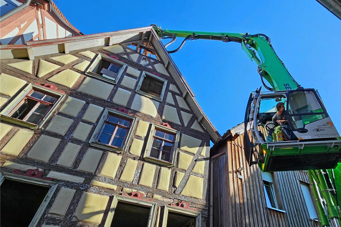 Vom Taglöhnerhaus zur Bauruine Dank seines Spezialbaggers greift Marc Braun in 20 Metern Höhe sicher zu. Das meiste wird aber von Hand abgetragen. Fotos: Stefan Bossow