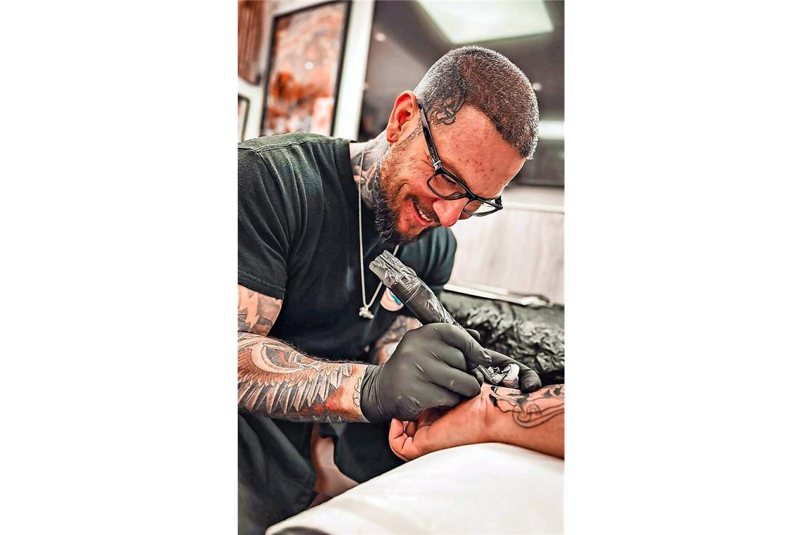 Blackwork oder bunt? Trends für die Kunst auf der Haut Danny Schelhorn ist Mitveranstalter der 21. Internationalen Tattoo-Show am 24./25. Mai in der Phoenixhalle.
