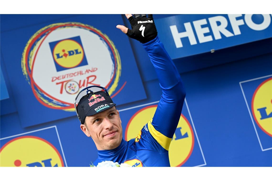 Starke Geste: Radstar Lipowitz bei D-Tour als Wasserträger Danny van Poppel trägt nun das Blaue Trikot des Gesamtführenden der Deutschland Tour.