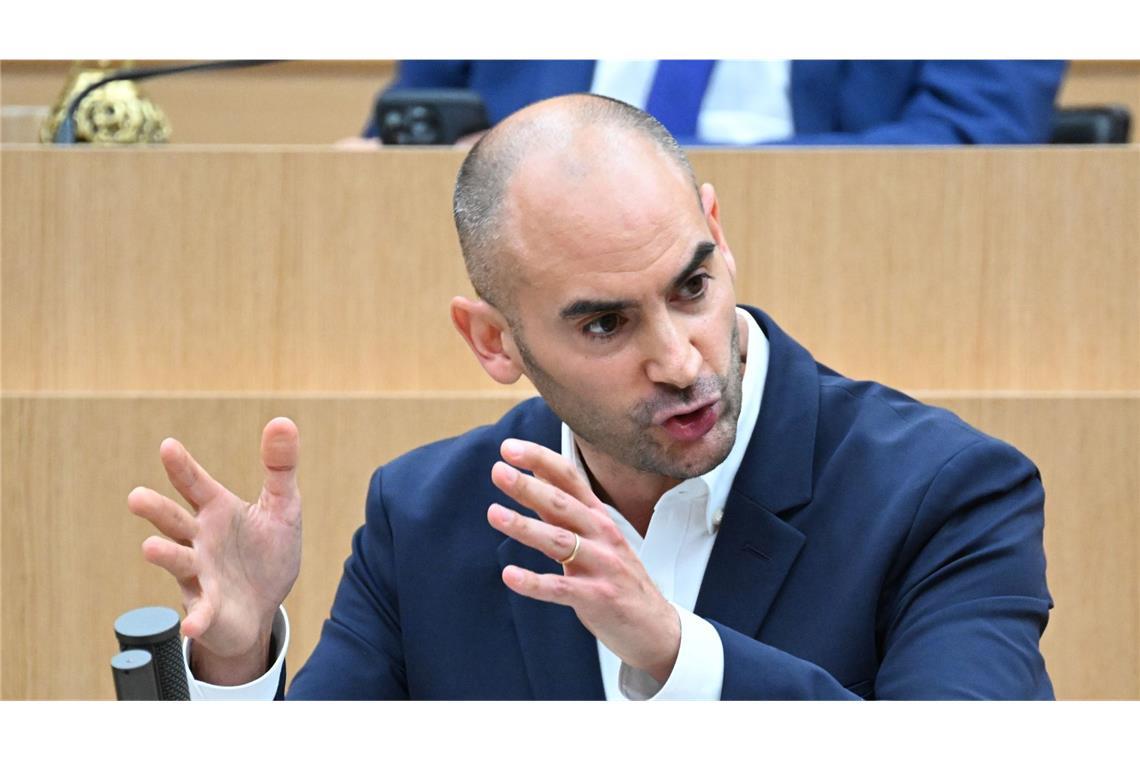 Plötzlich stehen Kripo-Beamte vor der Tür eines Rentners