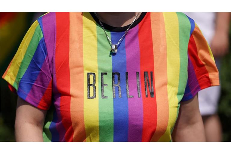 Darf das Regenbogennetzwerk des Bundestags am Christopher Street Day in Berlin teilnehmen? Darüber wird in scharfen Worten gestritten. (Archivbild)