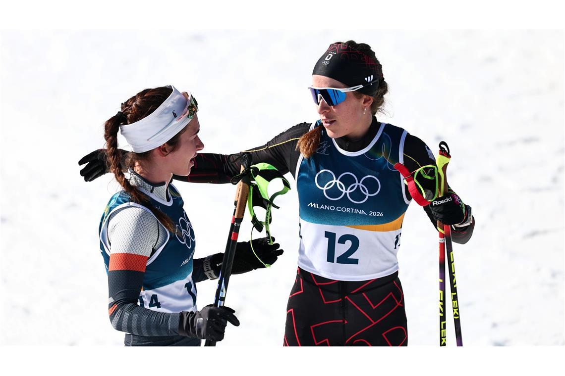 Darija Neprjajeva (l) nahm während des Olympia-Rennens versehentlich die Ski von Katharina Hennig Dotzler.