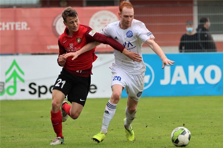 Darius Held (links) und Großaspach waren in Alzenau mit dem Gegner eigentlich gleichauf. Am Ende verlor die SG trotzdem mit 0:1. Foto: J. Albert