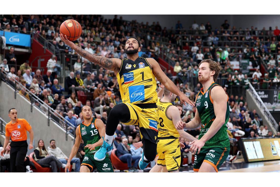 Darnell Edge führt sich spektakulär ein.