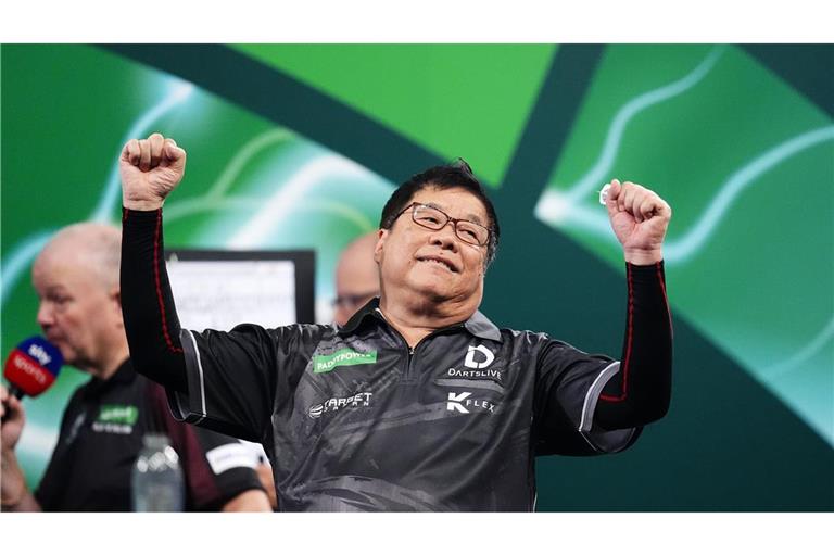 Darts-Profi Paul Lim feiert seinen Einzug in die zweite Runde.