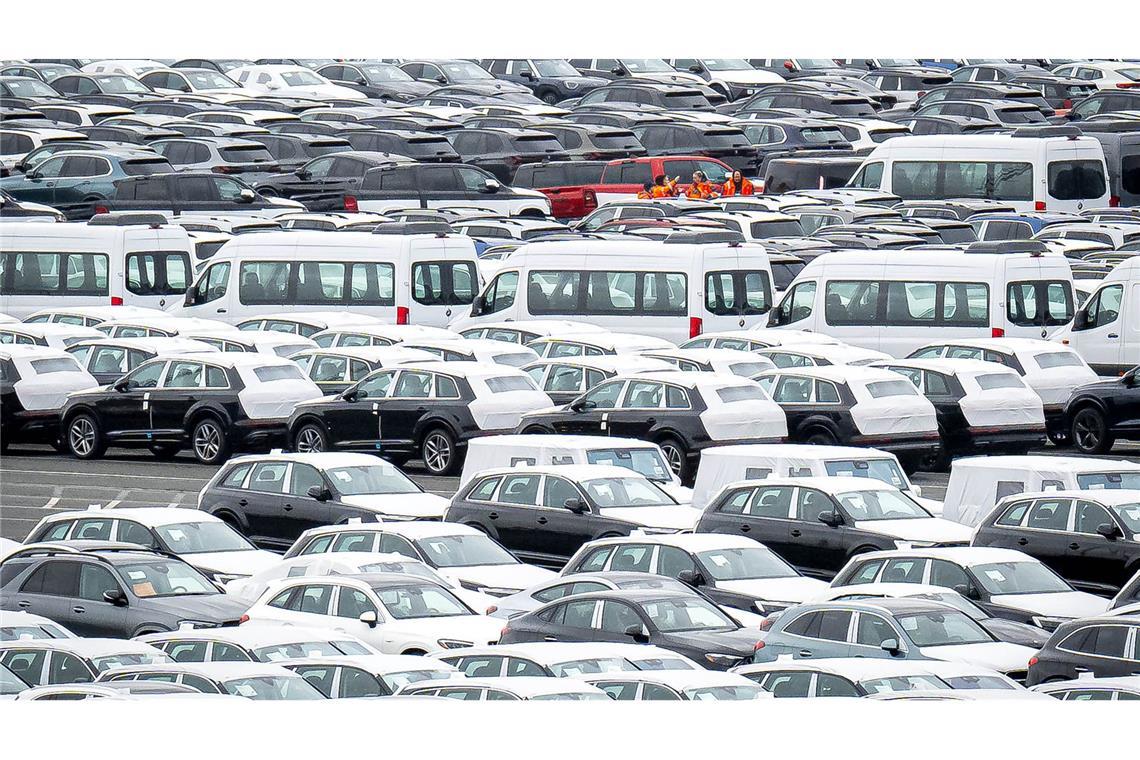 EU-Kommission überprüft Verbrenner-Aus früher als vorgesehen Darüber hinaus will die EU-Kommission die angeschlagene Autoindustrie mit einem Aktionsplan wieder in die Spur bringen.