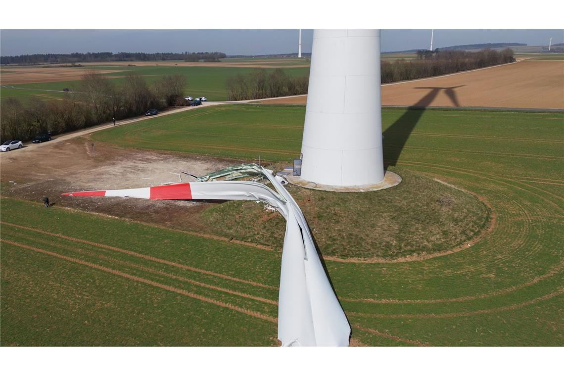 Das 15 Tonnen schwere Rotorblatt stürzte zu Boden.