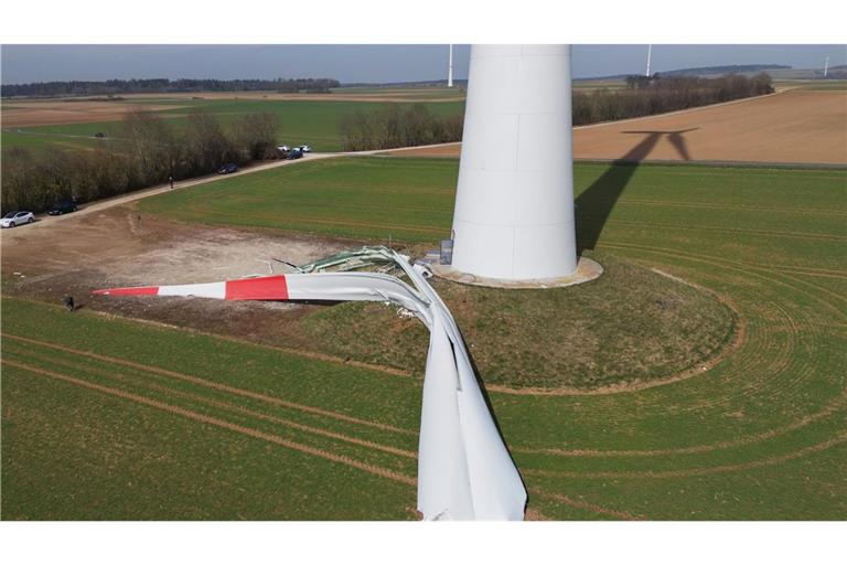 Das 15 Tonnen schwere Rotorblatt stürzte zu Boden.