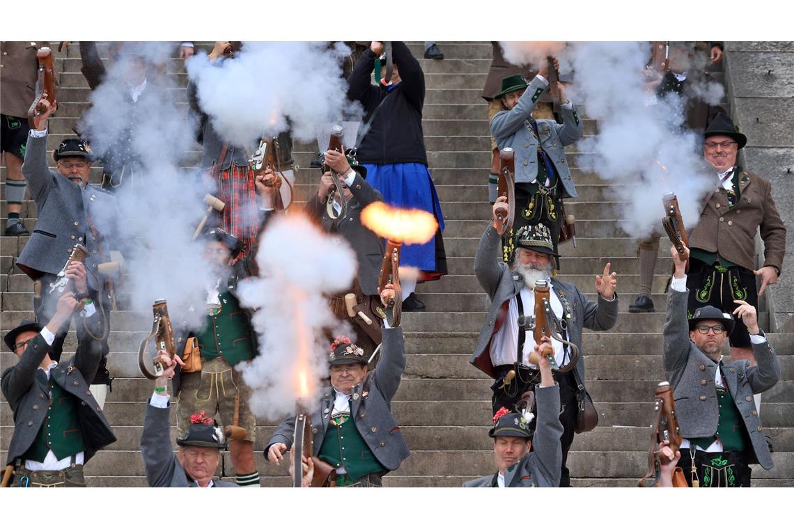 Bilder des Tages Das 190. Münchner Oktoberfest endet: Bayerische Schützen stehen beim traditionellen Böllerschießen auf den Stufen zum Bavaria-Denkmal.