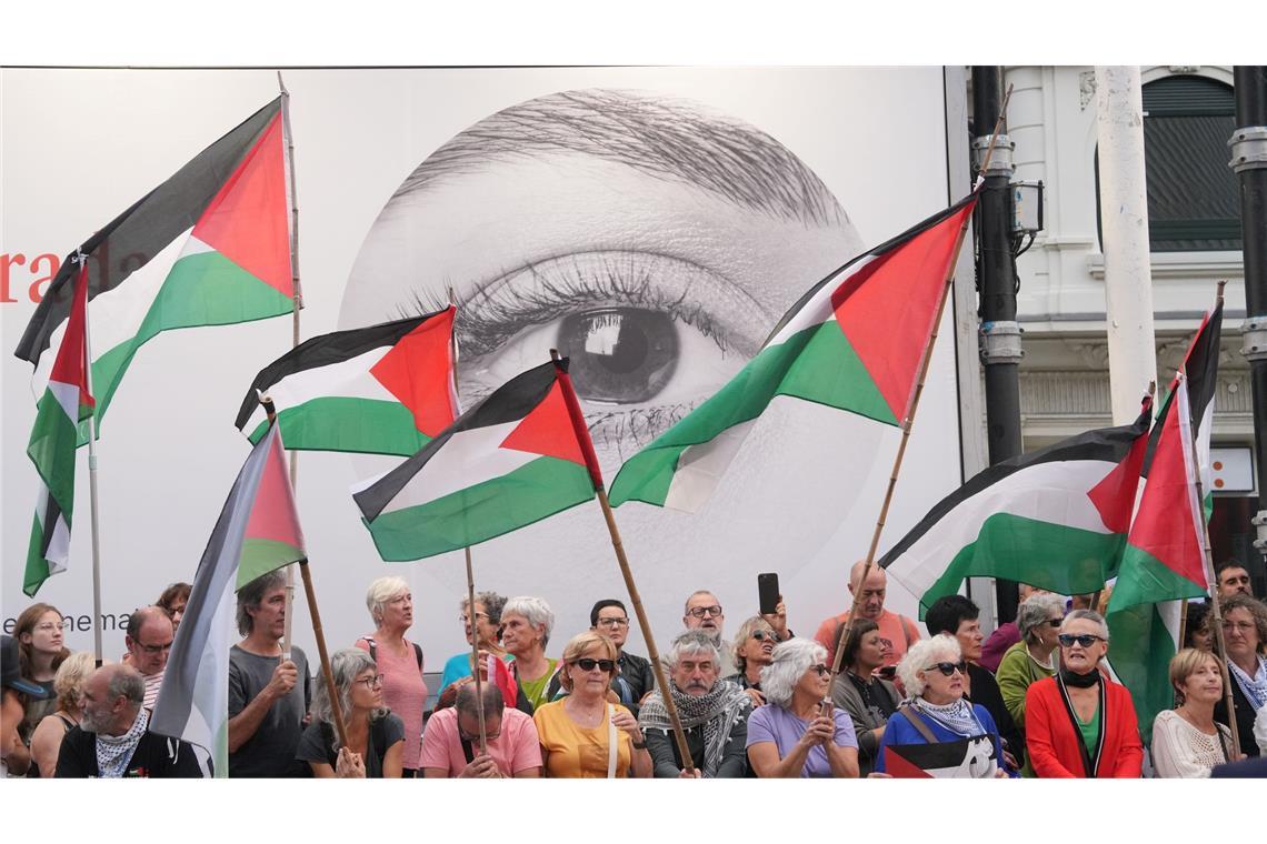 Spanischer Film "Los Domingos" gewinnt in San Sebastián Das 73. Filmfestival von San Sebastián wurde angesichts des Leidens der Zivilisten im Gazastreifen von Protesten gegen Israel und propalästinensischen Kundgebungen begleitet.