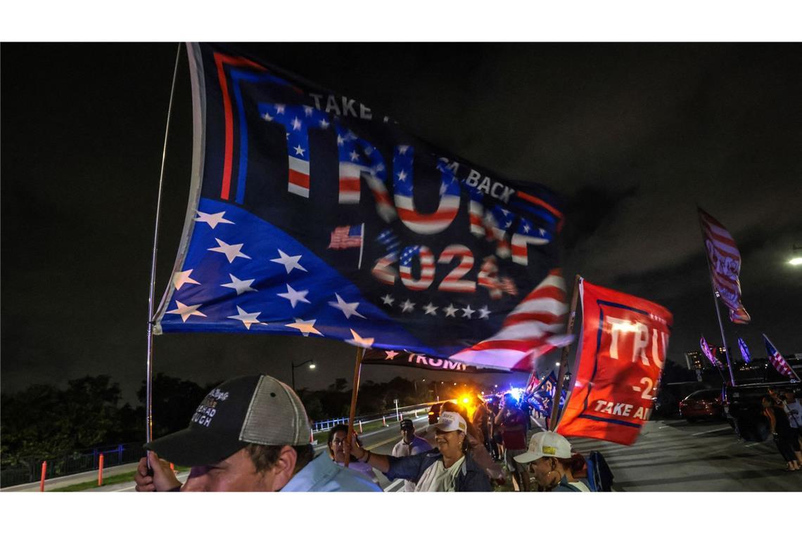 Verzweiflung hier, Euphorie da – Bilder einer Wahlnacht Das Accessoire des Abends: US-Flaggen vor Trumps Anwesen Mar-a-Lago in Florida...