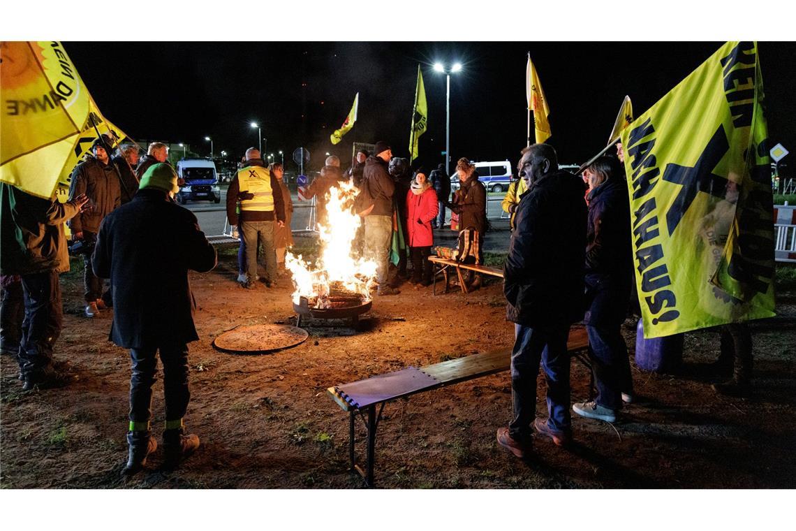 Das Aktionsbündnis "Kein Atommüll in Ahaus" hält vor dem Zwischenlager Ahaus eine Mahnwache ab.