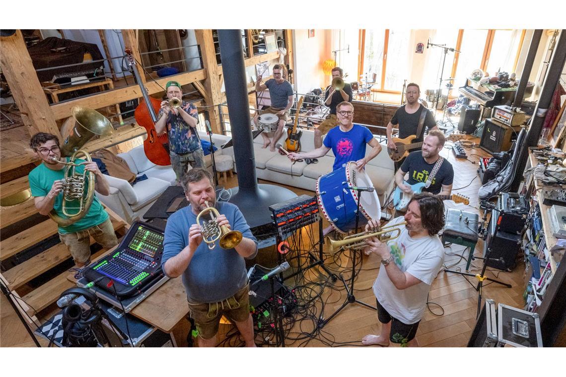LaBrassBanda feiern die "Polka Party" Das als Single schon vorab veröffentlichte "Goaßnmaß" feiert die Freundschaft, gute Gesellschaft und Bier.