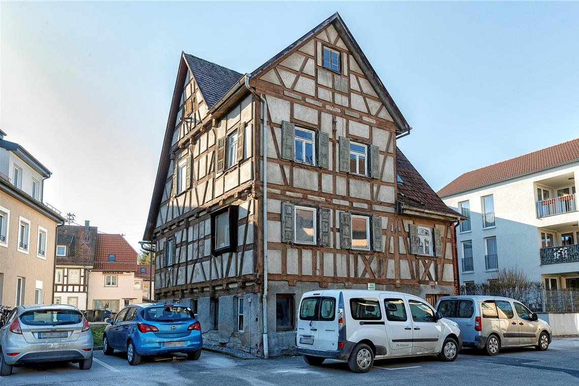 Das alte Fachwerkhaus liegt heute im Seniorenwohnkomplex zwischen Alter Post (links) und den zugehörigen Neubauten (rechts). Weil es unter Denkmalschutz steht, durfte es auch nicht abgerissen werden. Fotos: Jörg Fiedler(2)/Carl-Schweizer-Museum (1)