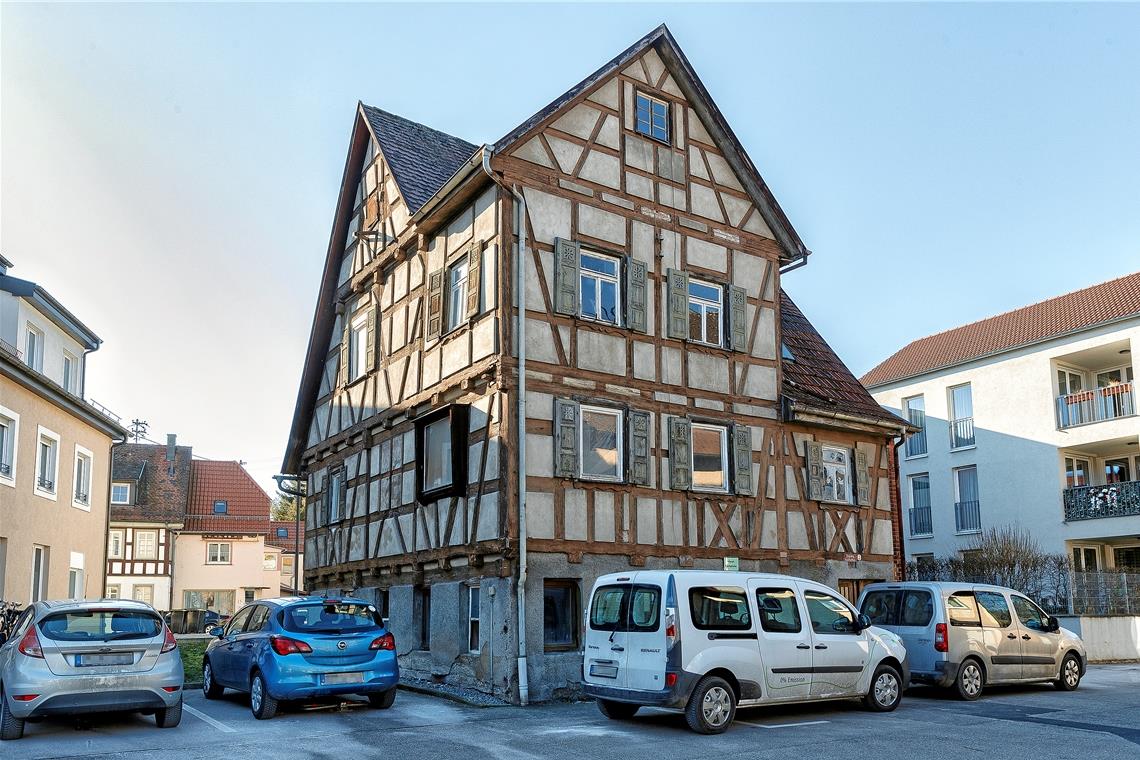 Rettung einer ehemaligen Schmiede Das alte Fachwerkhaus liegt heute im Seniorenwohnkomplex zwischen Alter Post (links) und den zugehörigen Neubauten (rechts). Weil es unter Denkmalschutz steht, durfte es auch nicht abgerissen werden. Fotos: Jörg Fiedler(2)/Carl-Schweizer-Museum (1)
