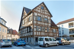 Das alte Fachwerkhaus liegt heute im Seniorenwohnkomplex zwischen Alter Post (links) und den zugehörigen Neubauten (rechts). Weil es unter Denkmalschutz steht, durfte es auch nicht abgerissen werden. Fotos: Jörg Fiedler(2)/Carl-Schweizer-Museum (1)