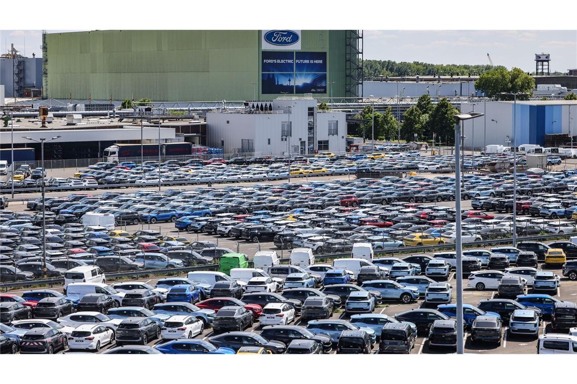 Urabstimmung bei Kölner Ford-Werken - Ergebnis am Freitag Das Angebot an Ford-Neuwagen auf dem Gelände des Kölner Werks ist groß, die Nachfrage aber hat noch Luft nach oben.