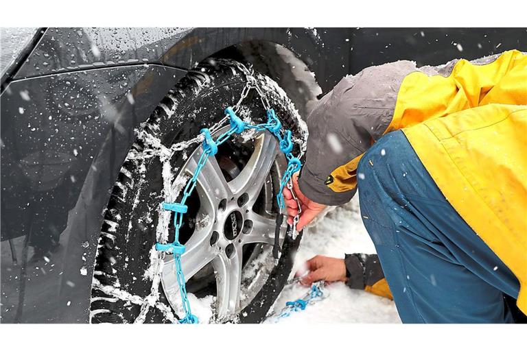 Das Anlegen von Schneeketten ist kein Spaziergang.