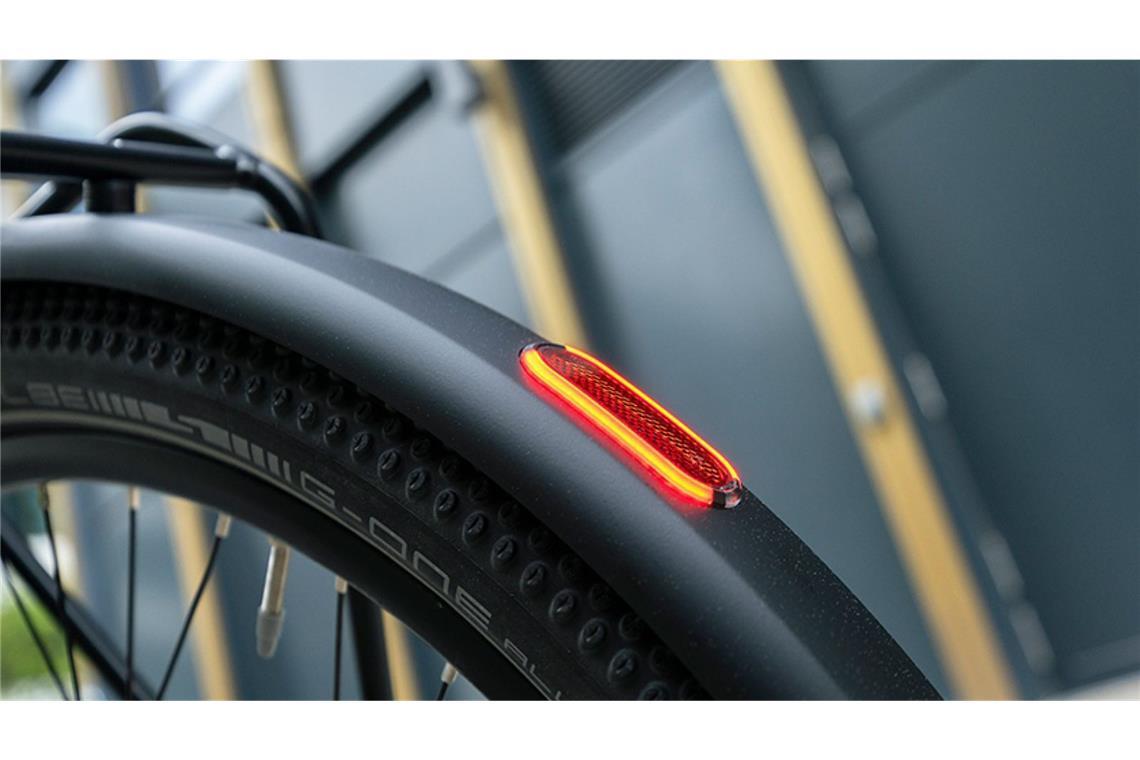 Das sind die besten Design-Ideen des Jahres 2024 Das apart gestaltete und weithin sichtbare Rücklicht TL3Z Pro wurde speziell für puristisch gestaltete E-Bikes konzipiert. Es gibt auch ein integriertes intelligentes Bremslicht, das bei Schlaglöchern nicht aufblinkt und bei Notbremsungen schnell blinkt.