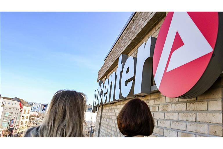 Das Arbeitskräfteangebot in Deutschland wird bis 2045 nur leicht sinken, sagt eine neue Hochrechnung von Experten. (Symbolbild)