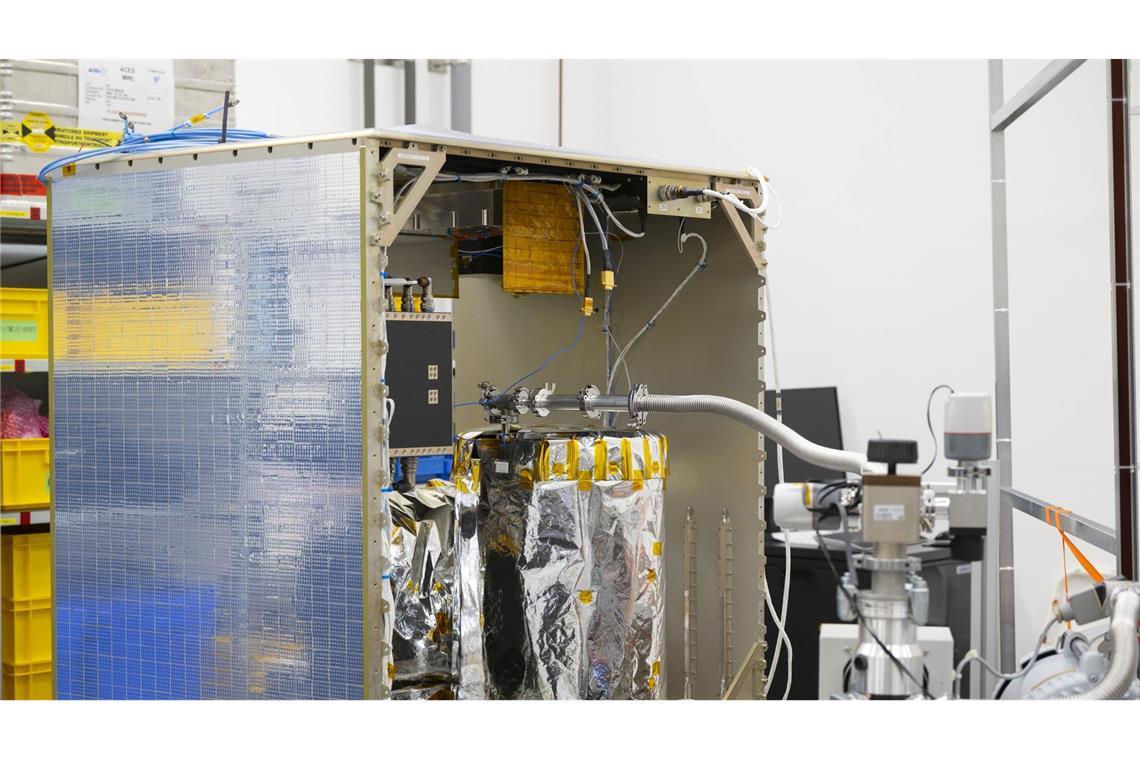 Europas Atomuhren-Instrument an ISS angebracht Das Atomic Clock Ensemble in Space (ACES) wurde außen am europäischen Columbus-Modul der ISS angebracht und soll Grundlagen der Physik prüfen.