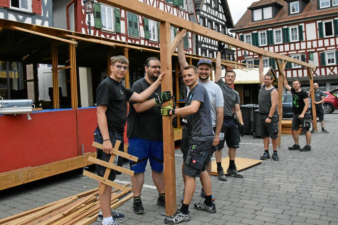 Das Aufbauteam muss jetzt gut hinlangen, damit die Festlogistik auf dem Marktplatz am Freitag steht. Foto: Elisabeth Klaper