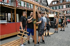 Das Aufbauteam muss jetzt gut hinlangen, damit die Festlogistik auf dem Marktplatz am Freitag steht. Foto: Elisabeth Klaper