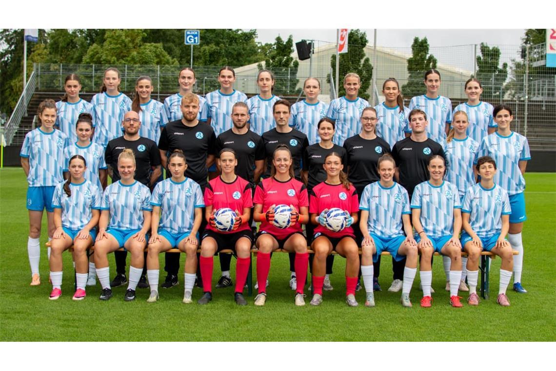 Das Aufgebot der Frauen der Stuttgarter Kickers für die Regionalliga-Saison. Hinten von links: Jennifer Marquart, Kathrin Keubler, Ema Kerqota, Isabelle Maliha, Vica Deisenroth, Lisa Schade, Theresa Krieg, Sara Nilsson, Sibel Meyer, Isabel Schlipf und Isabel Janischowsky. Mitte von links: Zoe Müller, Svea Fleischmann, sportlicher Leiter Florian Kapfer, Torwarttrainer Willi Saubert, Co-Trainer Julian Vogelwaid, Trainer Manuel Strobel, Co-Trainerin Daniela Schneider, Physiotherapeutin Romy Kästner, Teammanager Kristian Keubler, Madeline Miller und Maja Zadro. Unten von links: Sina Rahm, Annika Meßner, Lilly Jansen, Giulia Titze, Nadine Steiner, Emily Gröber, Marie Gleixner, Saskia Kazmaier und Sophie Köhler.