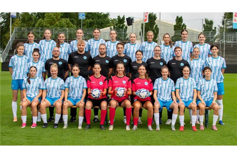 Das Aufgebot der Frauen der Stuttgarter Kickers für die Regionalliga-Saison. Hinten von links: Jennifer Marquart, Kathrin Keubler, Ema Kerqota, Isabelle Maliha, Vica Deisenroth, Lisa Schade, Theresa Krieg, Sara Nilsson, Sibel Meyer, Isabel Schlipf und Isabel Janischowsky. Mitte von links: Zoe Müller, Svea Fleischmann, sportlicher Leiter Florian Kapfer, Torwarttrainer Willi Saubert, Co-Trainer Julian Vogelwaid, Trainer Manuel Strobel, Co-Trainerin Daniela Schneider, Physiotherapeutin Romy Kästner, Teammanager Kristian Keubler, Madeline Miller und Maja Zadro. Unten von links: Sina Rahm, Annika Meßner, Lilly Jansen, Giulia Titze, Nadine Steiner, Emily Gröber, Marie Gleixner, Saskia Kazmaier und Sophie Köhler.