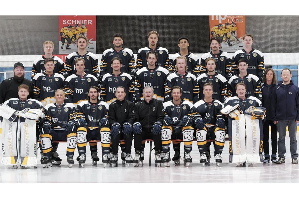 Das Aufgebot der Stuttgart Rebels für die neue Oberliga-Saison. Hinten von links: Ben Holden, Calvin Fischer, Emre Yamak, Xaver Tippmann, Adam Zoweil, Kalvyn Watson und Daniel Pronin. Mitte von links: Teammanager Daniel Karbula, Jayden Schubert, Elvis Gorontzy-Slack, Owen Lalonde, Fabian Renner, Mack Stewart, David Kirchhoff, Reagan Poncelet, Physiotherapeutin Kathrin Eickelpasch und Physiotherapeut Christian Eickelpasch. Vorne von links: Daniel Allavena, Jannik Herm, Toni Ritter, Torwart-Trainer Mark Milic, Trainer Tom Coolen, Matthew Pistilli, Vincent Schlenker und Nick Vieregge.