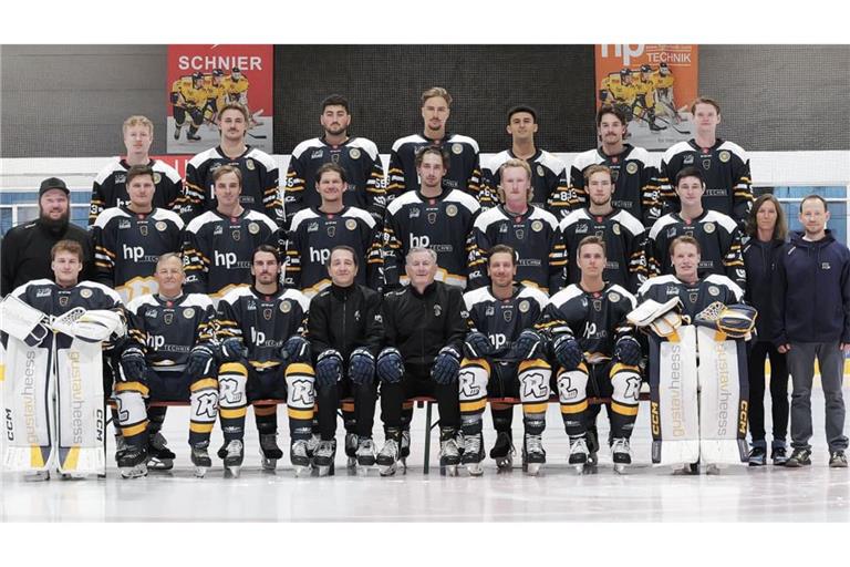 Das Aufgebot der Stuttgart Rebels für die neue Oberliga-Saison. Hinten von links: Ben Holden, Calvin Fischer, Emre Yamak, Xaver Tippmann, Adam Zoweil, Kalvyn Watson und Daniel Pronin. Mitte von links: Teammanager Daniel Karbula, Jayden Schubert, Elvis Gorontzy-Slack, Owen Lalonde, Fabian Renner, Mack Stewart, David Kirchhoff, Reagan Poncelet, Physiotherapeutin Kathrin Eickelpasch und Physiotherapeut Christian Eickelpasch. Vorne von links: Daniel Allavena, Jannik Herm, Toni Ritter, Torwart-Trainer Mark Milic, Trainer Tom Coolen, Matthew Pistilli, Vincent Schlenker und Nick Vieregge.