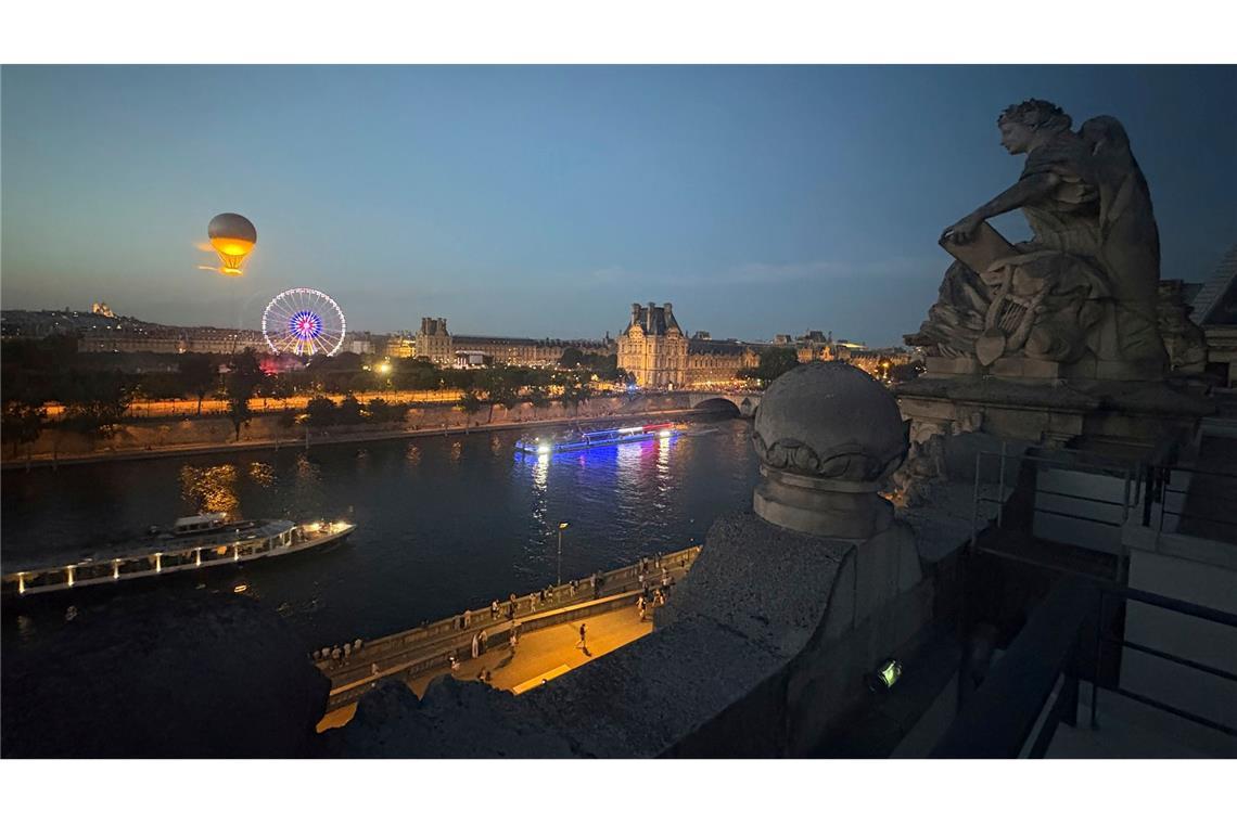 Olympischer Ballon in Paris fliegt wieder Das Aufsteigen des olympischen Ballons ist ein besonderes Spektakel am Abendhimmel von Paris.