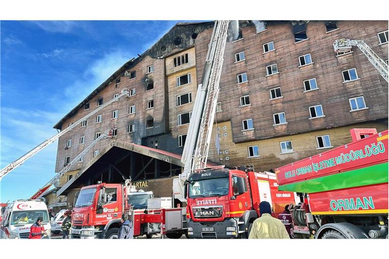Das ausgebrannte Grand Kartal Hotels im Wintersportort Kartalkaya am Tag nach dem Feuer mit 78 Toten