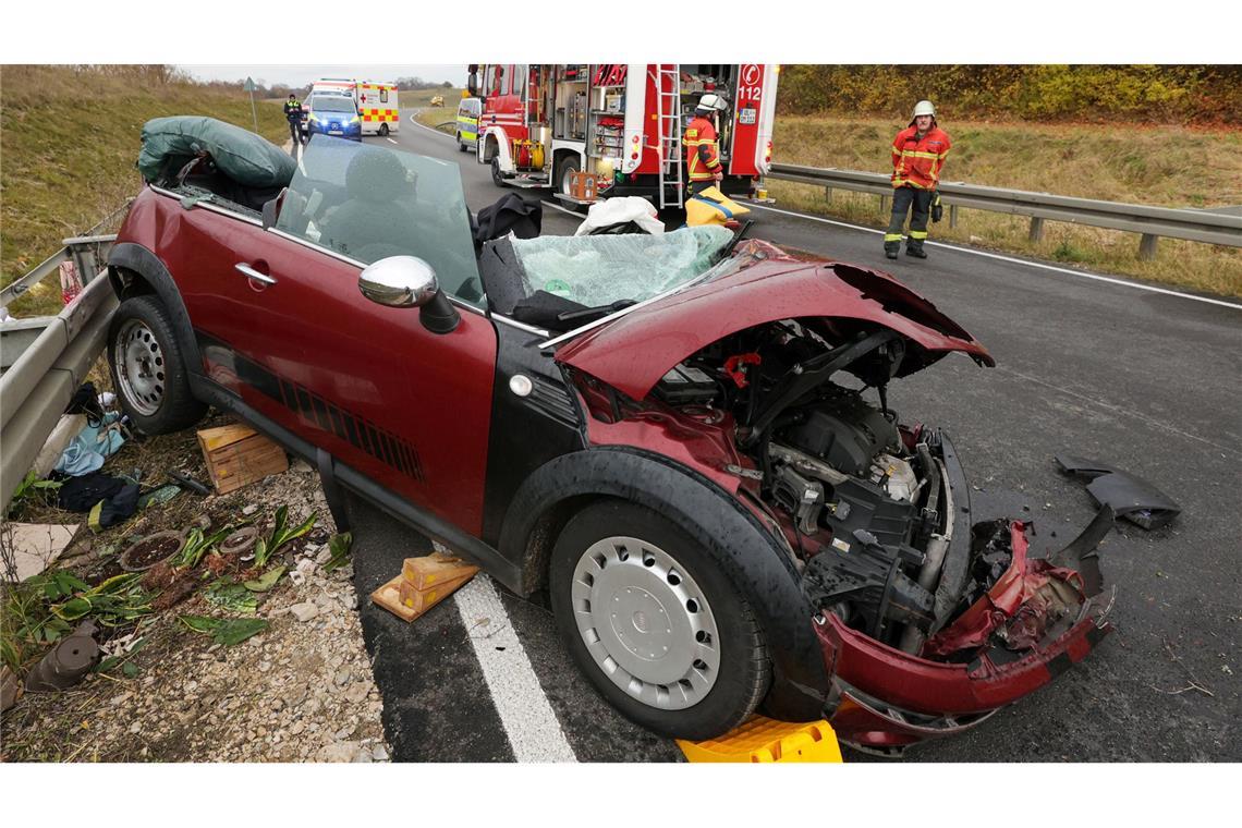 Das Auto der jungen Frau war nach der Frontalkollision bei Untermarchtal völlig demoliert.