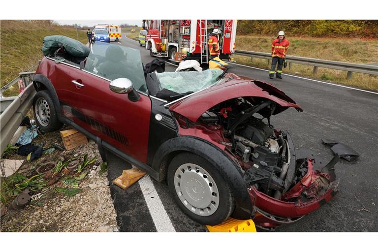 Das Auto der jungen Frau war nach der Frontalkollision bei Untermarchtal völlig demoliert.