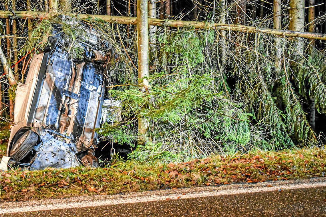 33-jährige Volvofahrerin zwischen Murrhardt und Kaisersbach tödlich verletzt Das Auto der Verunglückten kommt senkrecht an einem Baum zum Stehen. Foto: onw-images/Fabian Koss